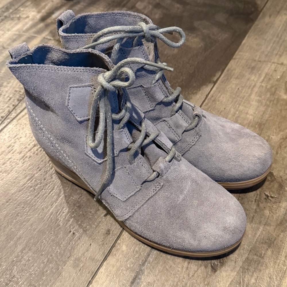 Stylish Gray Sorel Women's Ankle Boots. Size 9